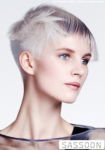 Platinblonder Pixie mit violettem Schimmer