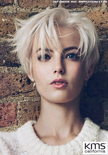 Platinblonder Short-Cut mit lässigem Longpony