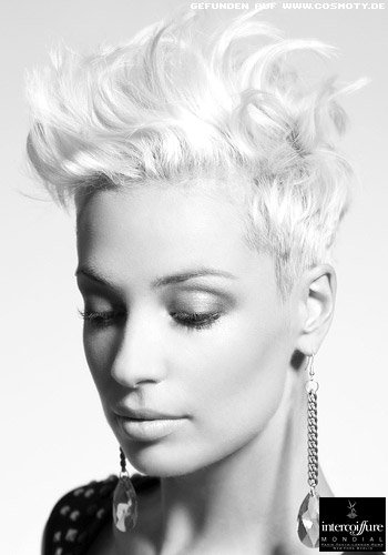 Platinblonder Shortcut mit lässig gestyltem Deckhaar
