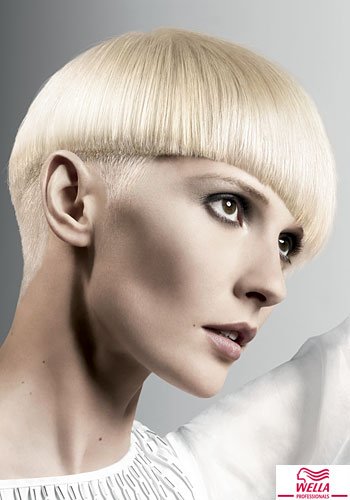 Platinblonder Short-Cut mit leicht asymetrischer Kontur