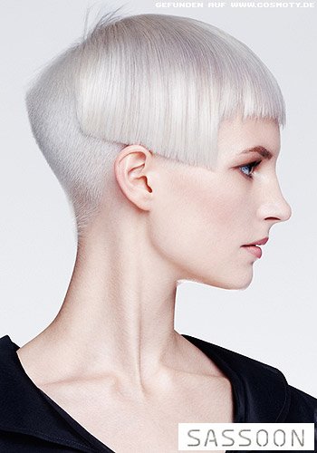 Platinblonder Shortcut mit unterschiedlich langen Partien