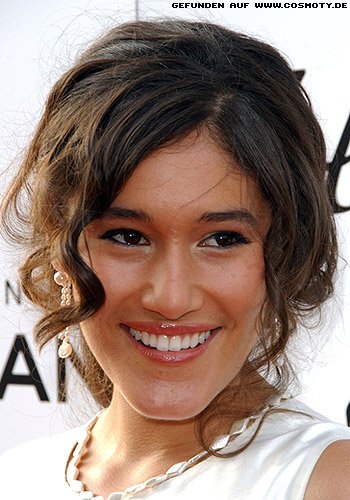 Q’Orianka Kilcher: Lockerer Zopf aus Locken