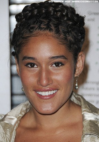 Q’Orianka Kilcher mit geflochtenem Haarkranz als Dutt