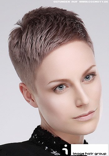 Raspelkurzer Pixie in rosigem Blond