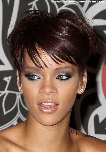 Rihanna mit längerem Deckhaar im kurzen Stufenschnitt