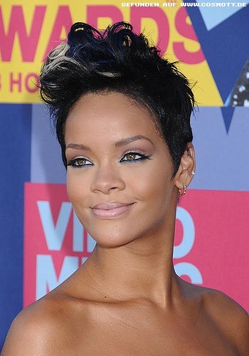 Rihanna mit punkig gestyltem Short-Cut
