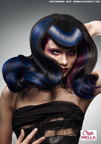 Rockabilly Look mit blauen Strähnen