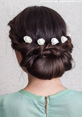 Romantischer, breiter Chignon mit weißen Stoffblüten