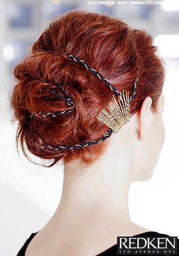 Romantischer Chignon mit eingeflochtenen Bändern