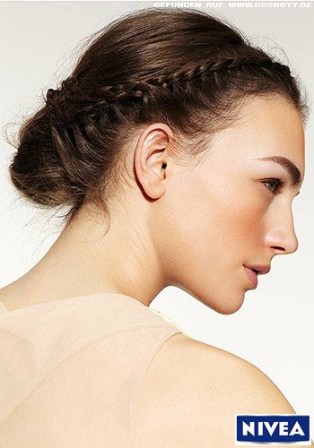 Romantischer Chignon mit geflochtenen Zöpfen