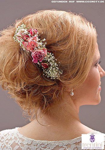 Romantischer Chignon mit seitlich gesteckten Blüten