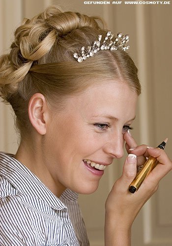 Romantisch gesteckte Locken mit zartem Schmuck-Reif