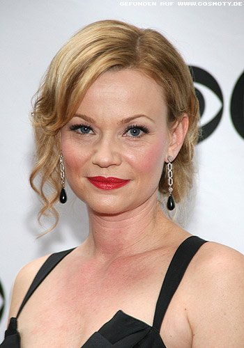 Samantha Mathis: Zurückgesteckter Knoten mit losen Löckchen