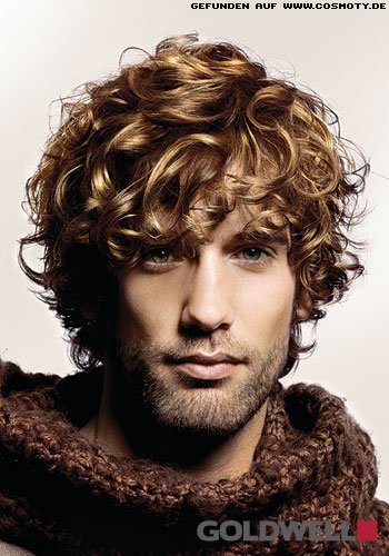 Sanfte Locken mit honigblonden Highlights