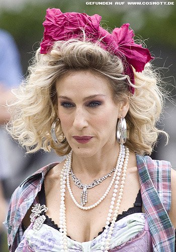 Sarah Jessica Parker mit wild gewellten Haaren