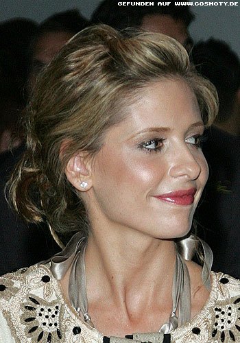 Sarah Michelle Gellar mit locker gesteckten Strähnen