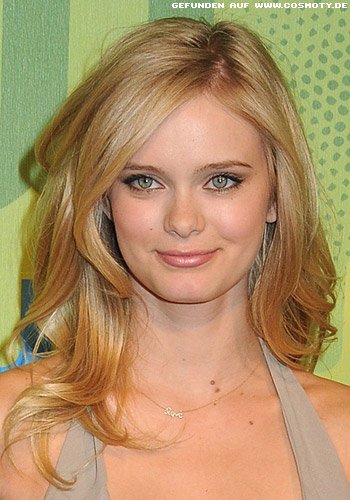 Sara Paxton mit leichten Wellen im Stufenschnitt