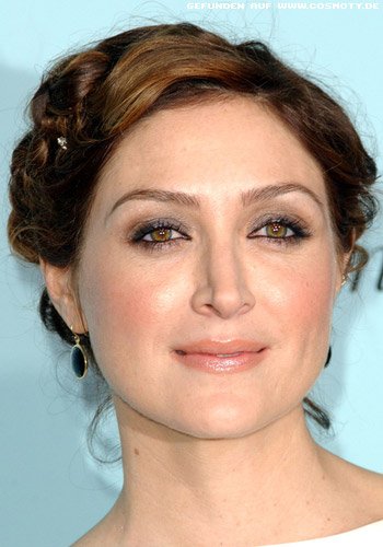 Sasha Alexander mit eingerollten und gesteckten Locken