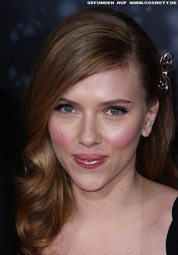 Scarlett Johansson: Halbseitig zurückgesteckte Glamour-Wellen