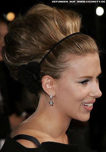 Scarlett Johansson mit voluminöser Hochsteckfrisur