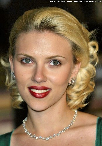 Scarlett Johansson mit zurückgesteckten Locken