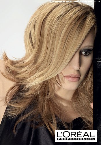 Schwungvolle Außenwellen für lange Haare