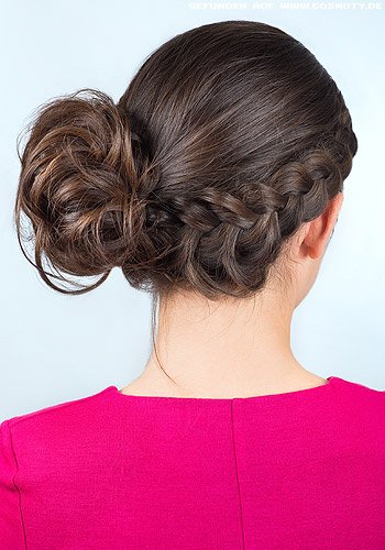 Seitlicher Chignon mit geflochtenem Zopf am Hinterkopf