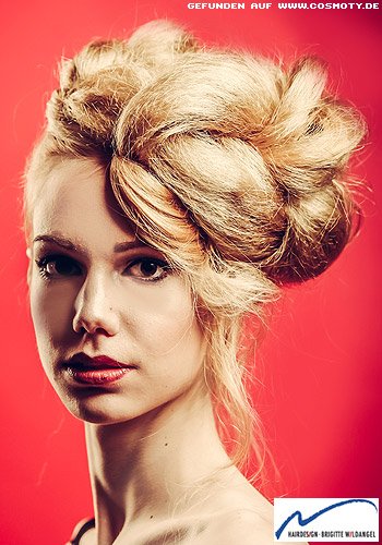 Seitlicher, mehrfach verschlungener Chignon