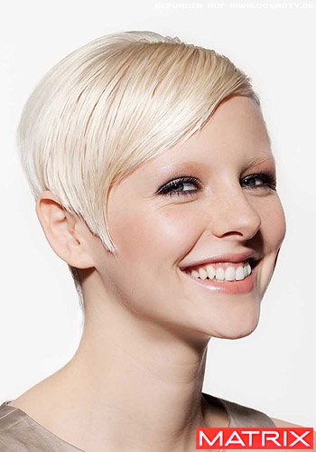 Seitlich gescheitelter Sleek-Look-Pixie