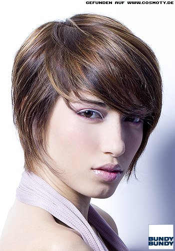 Seitlich gestylter Short-Cut mit Seitenscheitel