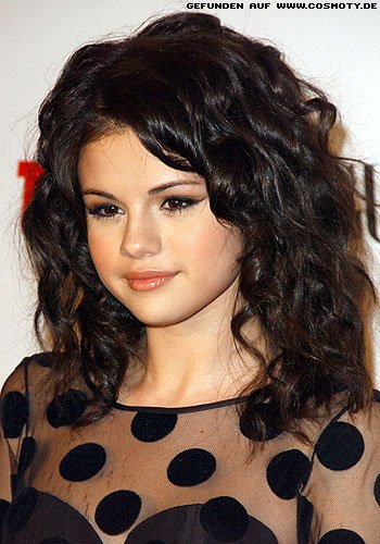 Selena Gomez mit schön definierten Naturlocken