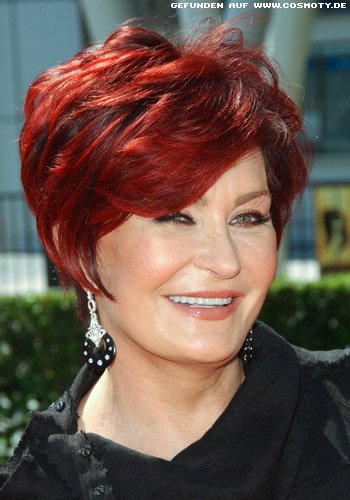 Sharon Osbourne mit Kurzhaarschnitt in tollem Rot