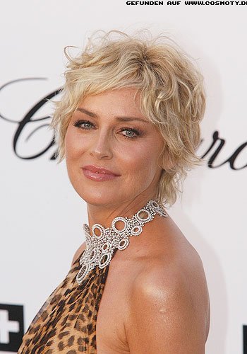 Sharon Stone mit zart gelockten Stufenschnitt