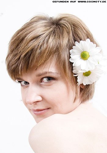 Short-Cut mit Blütenschmuck