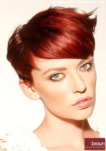 Short-Cut mit langem Pony in sattem Rot