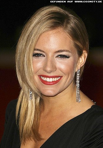 Sienna Miller mit zur Seite gestylten Längen