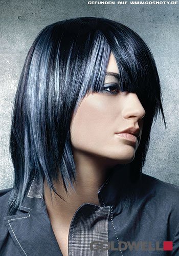 Silberne Highlights im blau-schwarz colorierten Bob