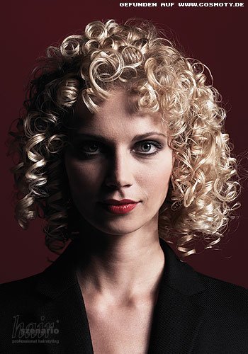 Stark definierte Locken für modernen Look