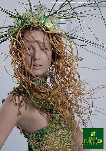 Streng definierte Strähnen mit Haarschmuck