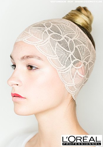 Strenger Ballerina-Knoten mit breitem Spitzen-Haarband