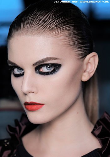 Strenger Zopf im Wet-Look