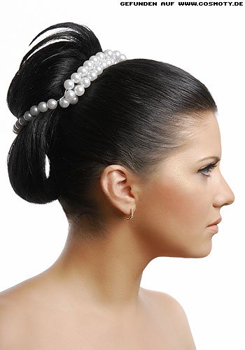 Streng gebundene Haarschlaufe mit Perlenschmuck