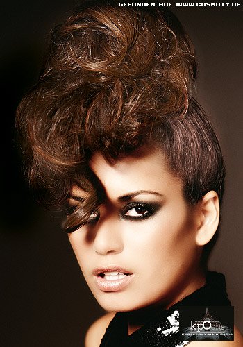 Streng hochgesteckte Locken mit Glamour