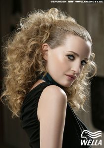 Frisuren Bilder: Streng nach hinten gesteckte Locken - Frisuren, Haare