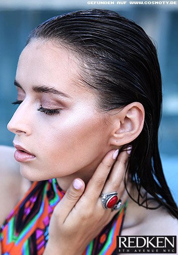 Streng zurück gekämmtes Haar im Wet-Look