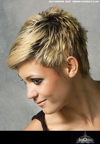 Süßer Blond-Schopf mit dunklen Ansätzen