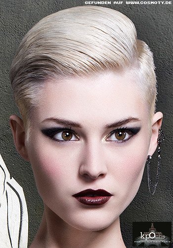 Superblonder Short-Cut mit tiefem Seitenscheitel