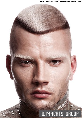 Superkurz rasiertes Haar mit stark getrennter blond-braun Colorierung