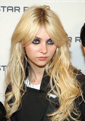 Taylor Momsen mit wilden Wellen im Rocker-Look