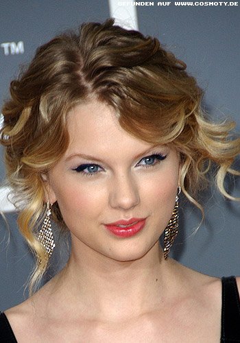 Taylor Swift mit romantisch gesteckten Locken